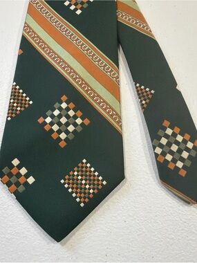 Vtg John Frederics 100% Polyester Men's Tie: Striped Geometric Design 55”x 4”